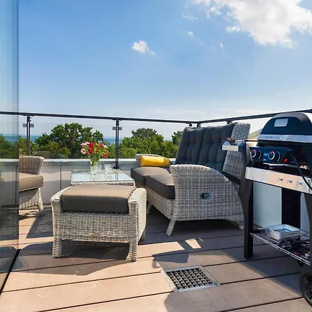 Prora - Dachgeschoss-apartment Mit Privater Dachterrasse, Elektro-grill Und Waschmaschine - Sky Proradies *